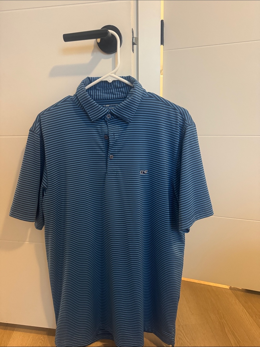 Men’s Vineyard Vines Performance polo 
Blue Striped
